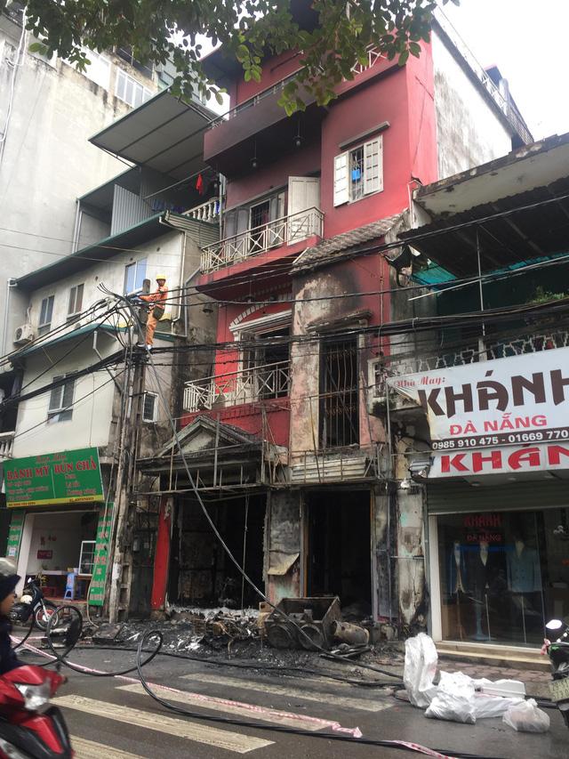 Hà Nội: Nhà 4 tầng bốc cháy, 2 người bỏng nặng