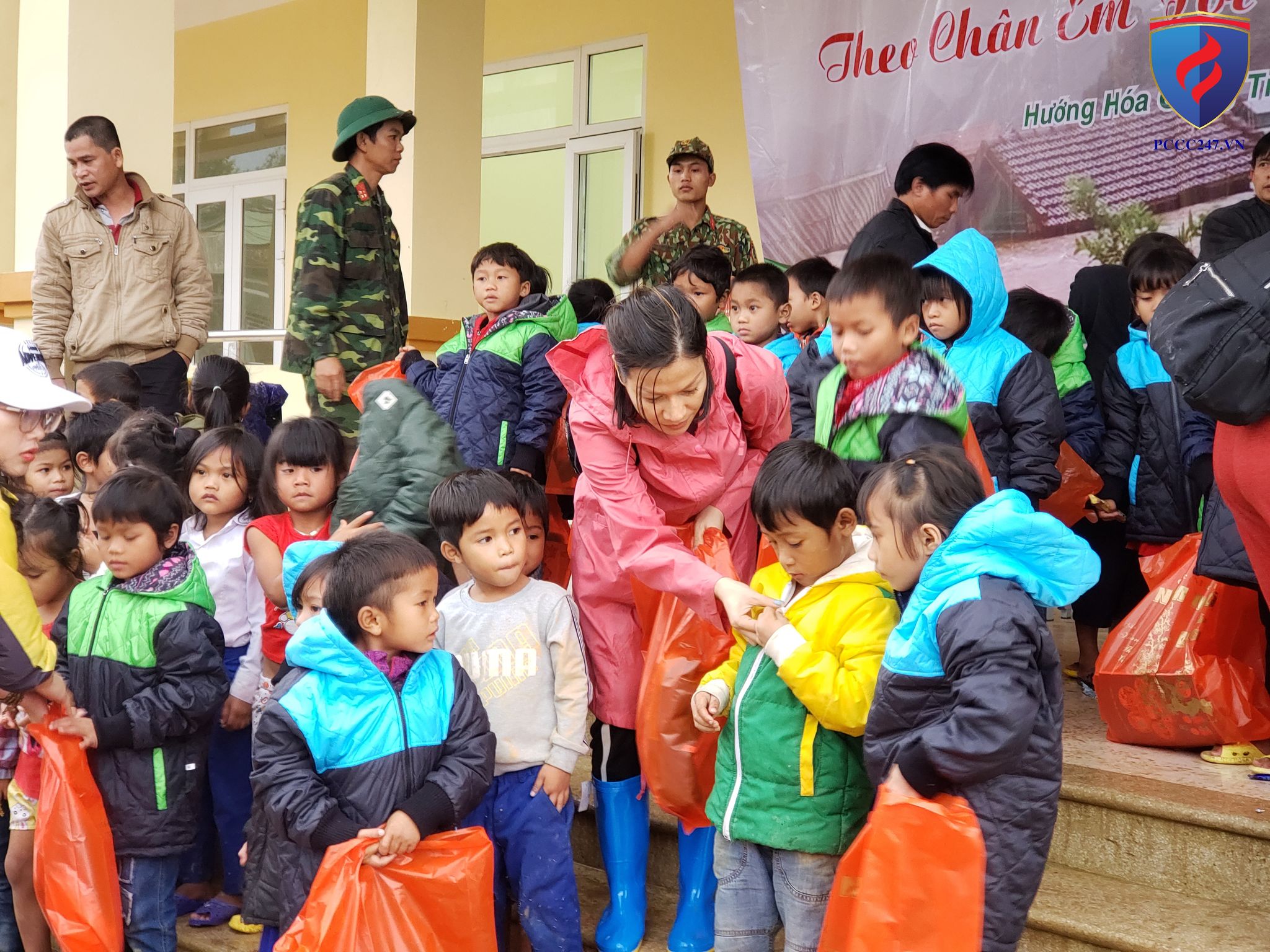 Quảng Trị: Hành trình vượt bùn lầy đến thăm các em học sinh Tiểu Học Hướng Linh, Quảng Trị