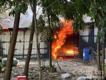Cháy lớn hai nhà kho trong hẻm sâu ở Bình Dương