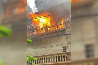 Cháy lớn nhà tập thể bị chuồng cọp vây kín ở Hà Nội