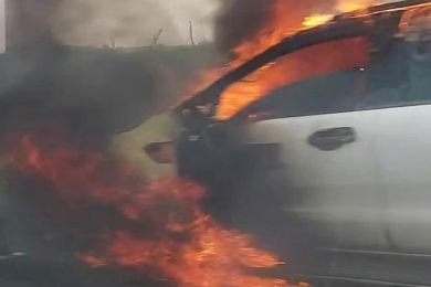 Xe bán tải cháy trụi trên cao tốc TP.HCM - Long Thành