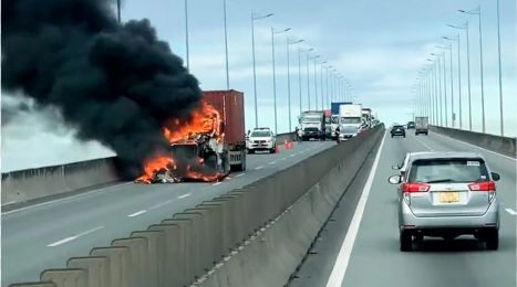Xe tải cháy rụi trên cao tốc TP.HCM - Long Thành - Dầu Giây
