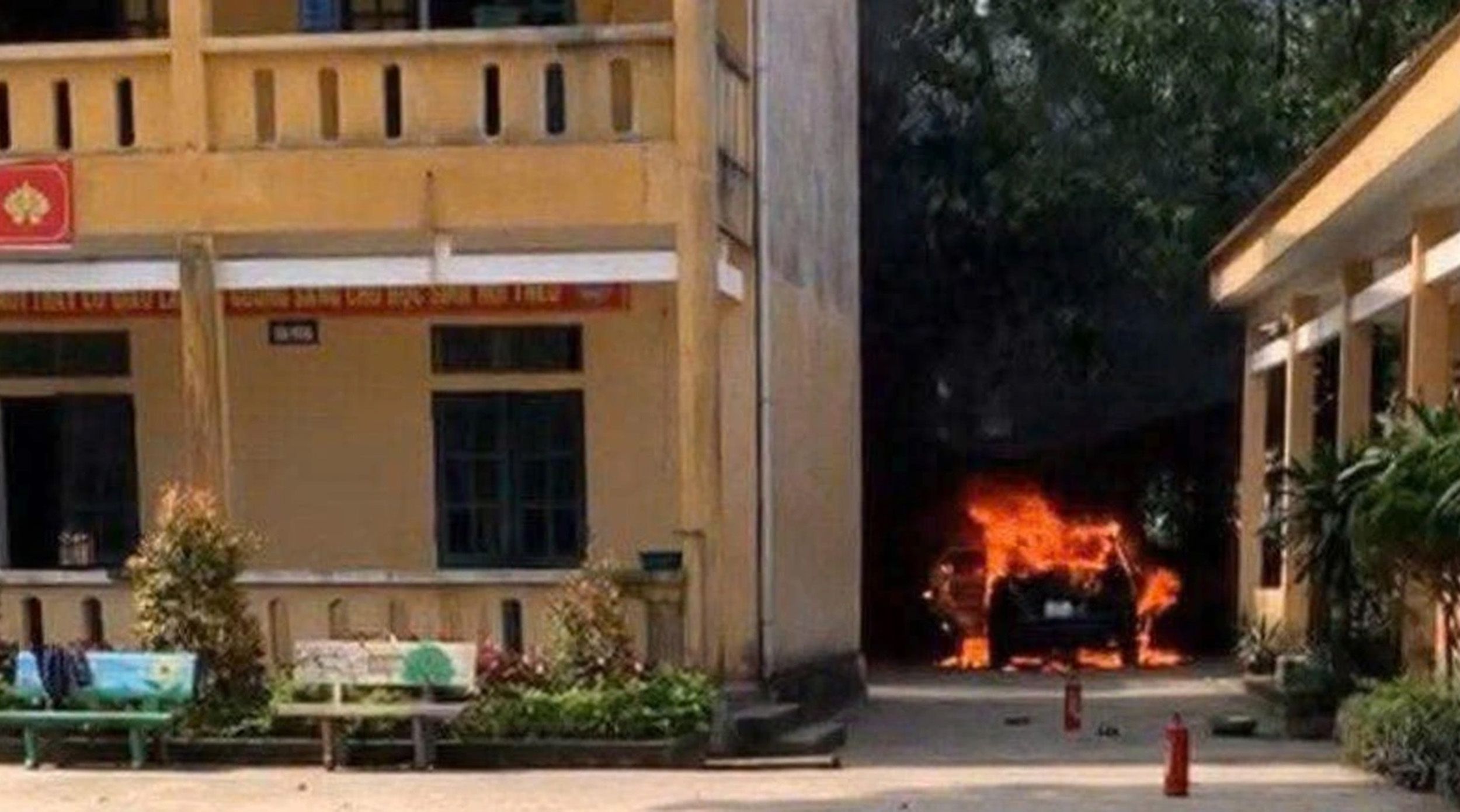 Ô tô của nữ hiệu trưởng bốc cháy ngùn ngụt trong trường ở Thanh Hóa