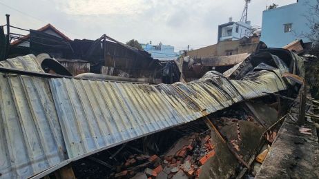 TP.HCM - Cháy kho hàng lúc rạng sáng
