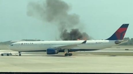 Máy bay Mỹ chở gần 300 người bị cháy động cơ