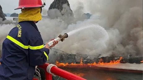 Tàu cao tốc đang về bến bốc cháy dữ dội, 5 thuyền viên hoảng hốt nhảy xuống biển