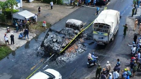 Va chạm với xe máy trên quốc lộ, xe tải chở tôm cháy rụi, 2 người tử vong