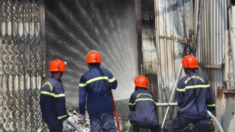 Đà Nẵng: Cháy lớn ở kho vải giữa khu dân cư