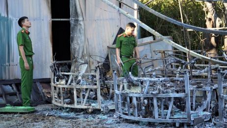 Hiện trường vụ cháy thiêu rụi 1 ô tô và 9 xe điện du lịch ở chùa Hương Tích