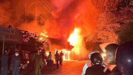 Giải cứu bé trai mắc kẹt trong ngôi nhà cháy