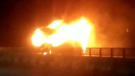 Xe khách giường nằm bốc cháy ngùn ngụt trên Quốc lộ 1, hành khách tháo chạy khỏi xe