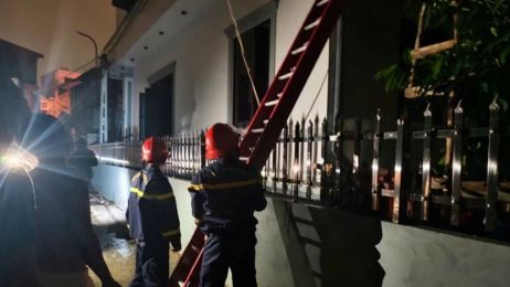 Cứu 4 người trong vụ cháy nhà lúc nửa đêm