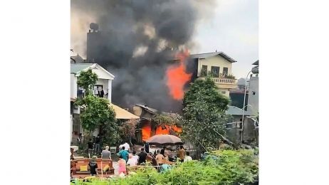 Kịp thời dập tắt đám cháy xưởng gỗ ở xã Phù Đổng