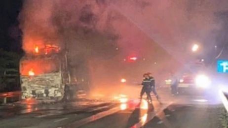 Xe tải chở kẹo cháy trơ khung trên quốc lộ