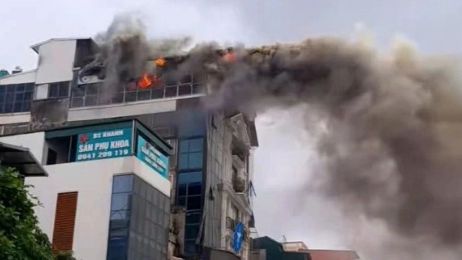 Hà Nội: Nhà 5 tầng trên đường Giải Phóng bốc cháy ngùn ngụt