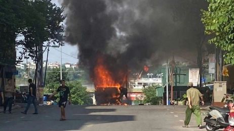 Hà Nội: Xe khách bốc cháy trơ khung trên phố Chương Dương Độ