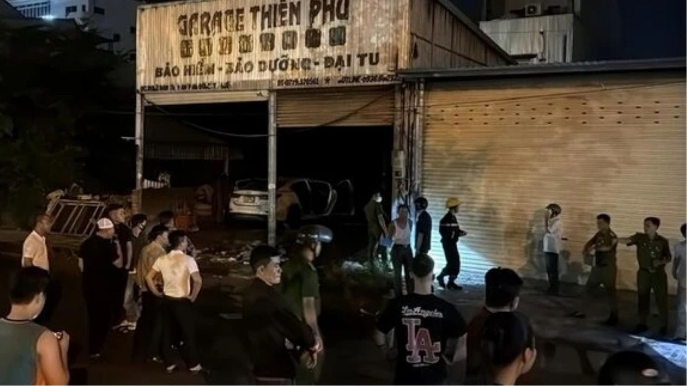 Gara ôtô ở Huế bốc cháy trong đêm