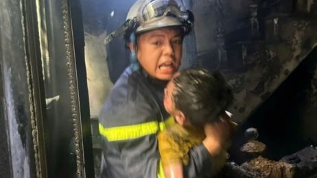 Cứu ba cháu nhỏ mắc kẹt trong đám cháy ở Hà Nội