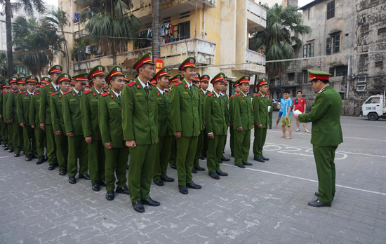 Sinh viên Đại học PCCC tham gia chống ùn tắc giờ cao điểm