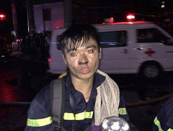 Trong biển lửa, câu hỏi của người dân khiến đại úy cứu hỏa ‘đứng hình’