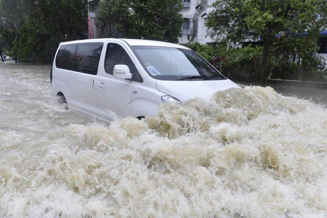 Nguyên tắc lái xe qua vùng nước ngập mùa mưa lũ