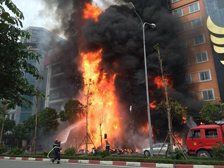Trường Đại học Phòng cháy chữa cháy tham gia chữa cháy vụ cháy lớn