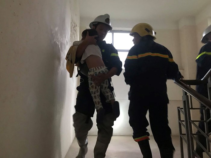 Cứu và hướng dẫn hàng chục người thoát khỏi ngạt khí