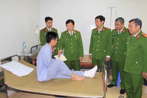 Ban Giám hiệu Trường Đại học PCCC thăm hỏi chiến sỹ bị thương khi tham chữa cháy