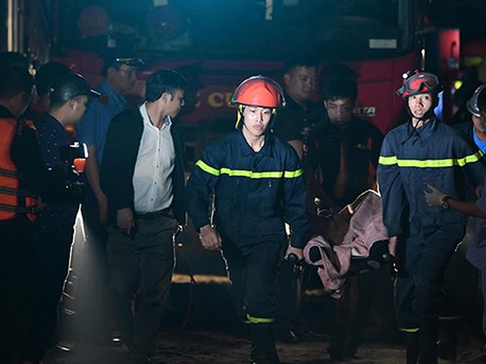 Xe ô Mercedes lao từ cầu Chương Dương xuống sông Hồng, hai người tử vong trong xe