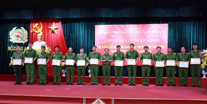 Huấn luyện kỹ năng tìm kiếm cứu nạn, cứu hộ cho Cảnh sát PCCC cả nước