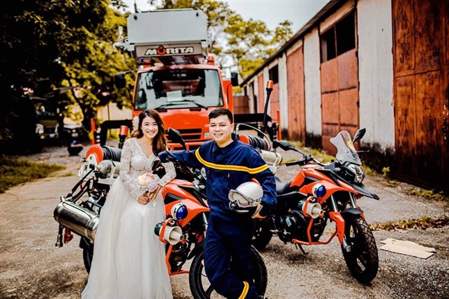 Cô dâu leo thang, đu dây, trải nghiệm nghề cứu hỏa của chồng trong bộ ảnh cưới 'cực chất'