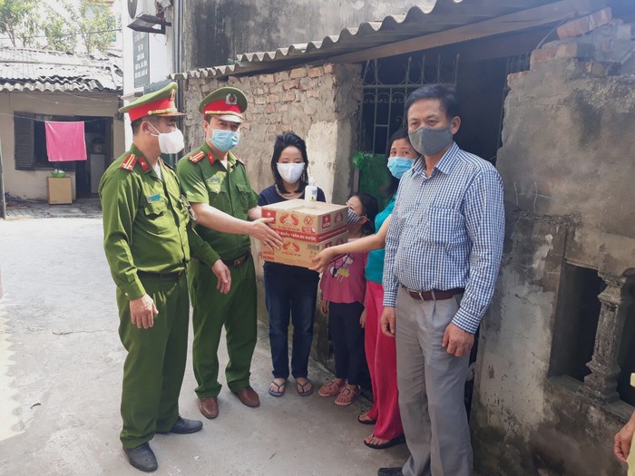 Không để ai bị bỏ lại phía sau: Chiến sĩ hết lòng giúp dân vượt qua khó khăn, hoạn nạn vì Covid-19