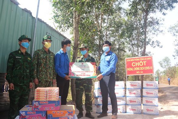 Mang mùa xuân lên với các chiến sĩ đang chống dịch nơi biên ải
