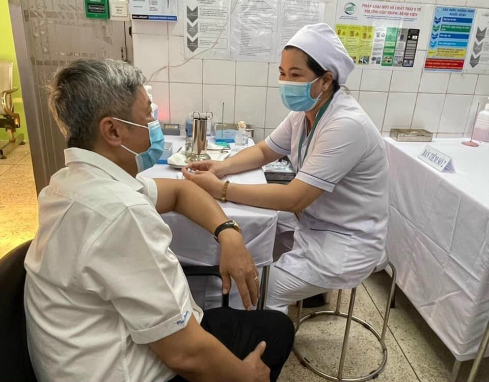 Hôm nay 8/3, Việt Nam bắt đầu tiêm vắc xin phòng COVID-1