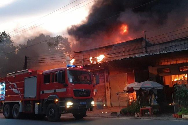 Cháy lớn thiêu rụi 5 ki-ốt và 1 nhà dân