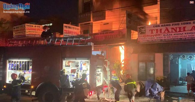 Cháy cửa hàng phụ tùng ô tô cơ giới, 2 người thoát nạn