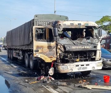 Xe đầu kéo cháy giữa quốc lộ, tài xế thoát chết