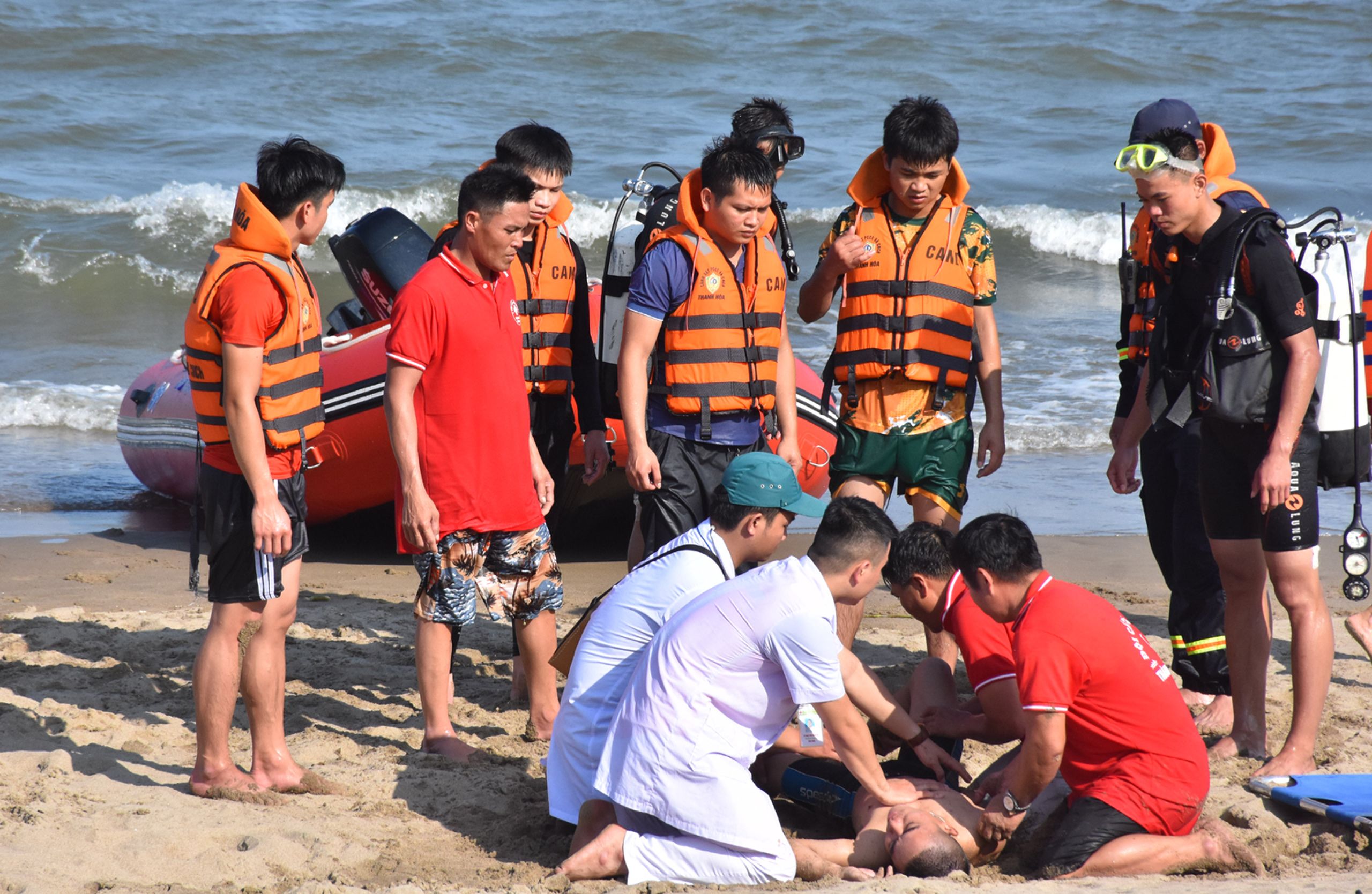 Thanh Hóa: Diễn tập phương án cứu nạn, cứu hộ, sơ cấp cứu biển Sầm Sơn năm 2021