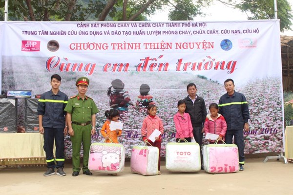 “Cùng em đến trường” với trẻ em vùng cao Hà Giang