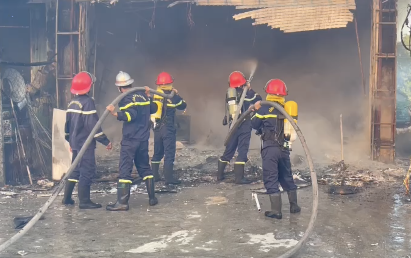 Cháu bé tả chú lính cứu hỏa