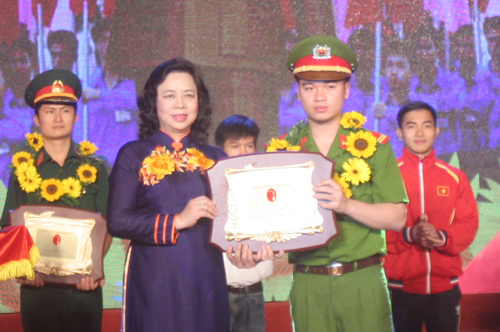 Lính cứu hỏa cứu 50 người được tuyên dương thanh niên tiên tiến