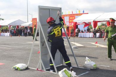 Hội thao 2022: Môn thi 1.100m vượt chướng ngại vật cứu nạn cứu hộ