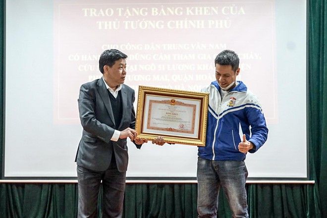 Trao bằng khen của Thủ tướng cho anh hùng xứ Thanh cứu cháu bé trong đám cháy ở Hoàng Mai Hà Nội