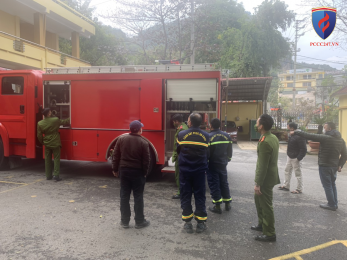 Bàn giao xe chữa cháy cho công an Tỉnh