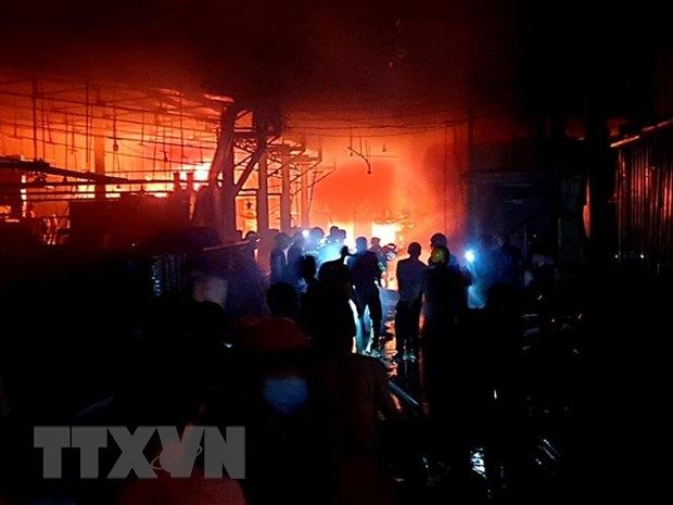 Bình Dương 26/5/2022:  Cháy lớn tại kho xưởng trong khu vực đông dân cư 