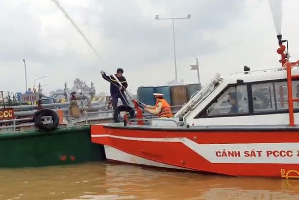 Cháy tàu chở xăng trên sông Đồng Nai, 5 ca nô chuyên dụng dập tắt kịp thời