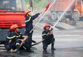 Lính PCCC tham gia công tác cứu hỏa trên đường cao tốc