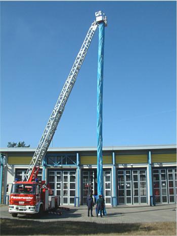 Ống thoát hiểm gắn trên xe thang chữa cháy