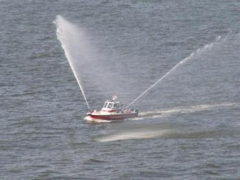 Thuyền chữa cháy trên sông, biển 