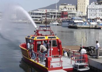 Thuyền chữa cháy trên sông, biển 